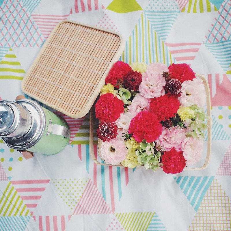 Smiling blushing-flowers picnic basket flower gift - ตกแต่งต้นไม้ - พืช/ดอกไม้ สีแดง