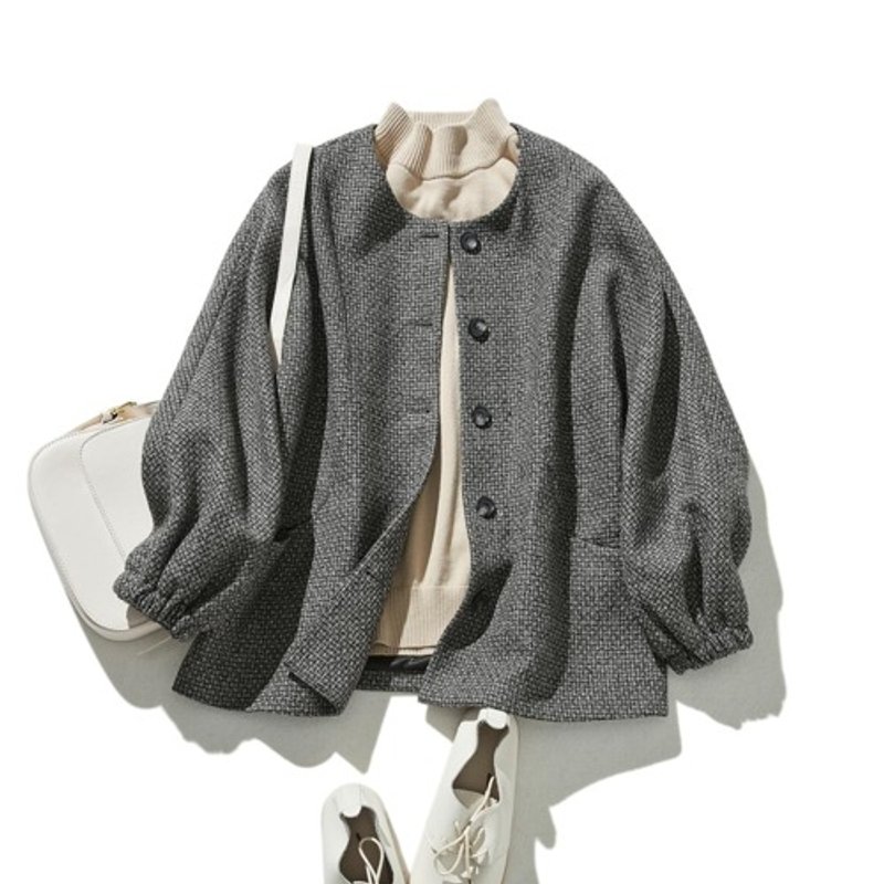 A tweed outer jacket that will elevate your style and cuteness. Wool blend with lining. 231207-1 - เสื้อแจ็คเก็ต - ขนแกะ สีเงิน