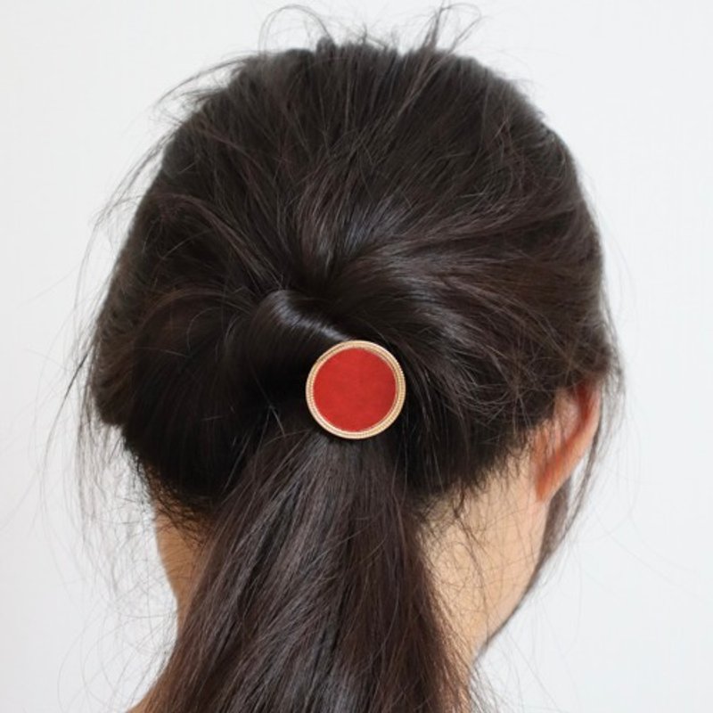 A circle pony hook that looks like a picture frame using leather jewelry Rugato - เครื่องประดับผม - หนังแท้ สีแดง