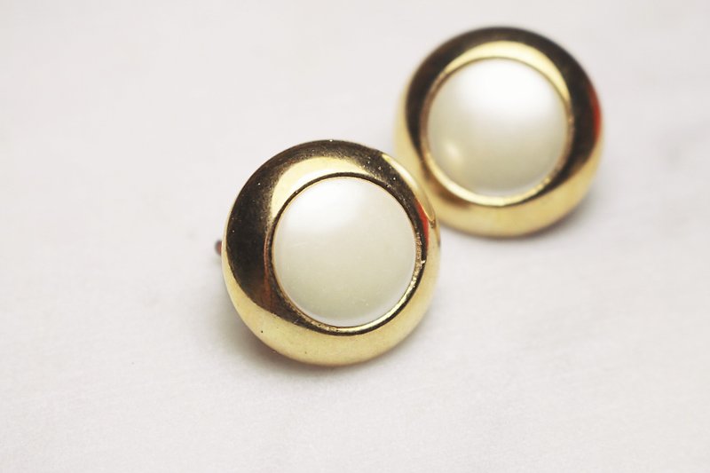Looking for decoration mishivénus white retro round ear clips / ve140 - Earrings & Clip-ons - Plastic Gold