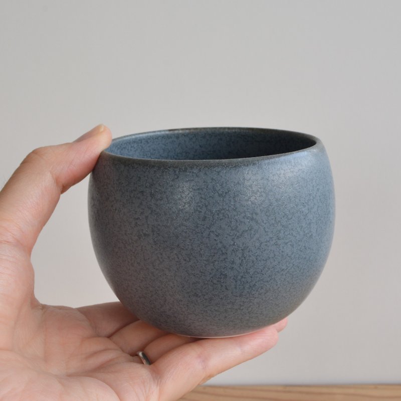 Mino ware Midori round bowl Sky blue teacup | Small bowl | Bowl - Teapots & Teacups - Pottery Gray