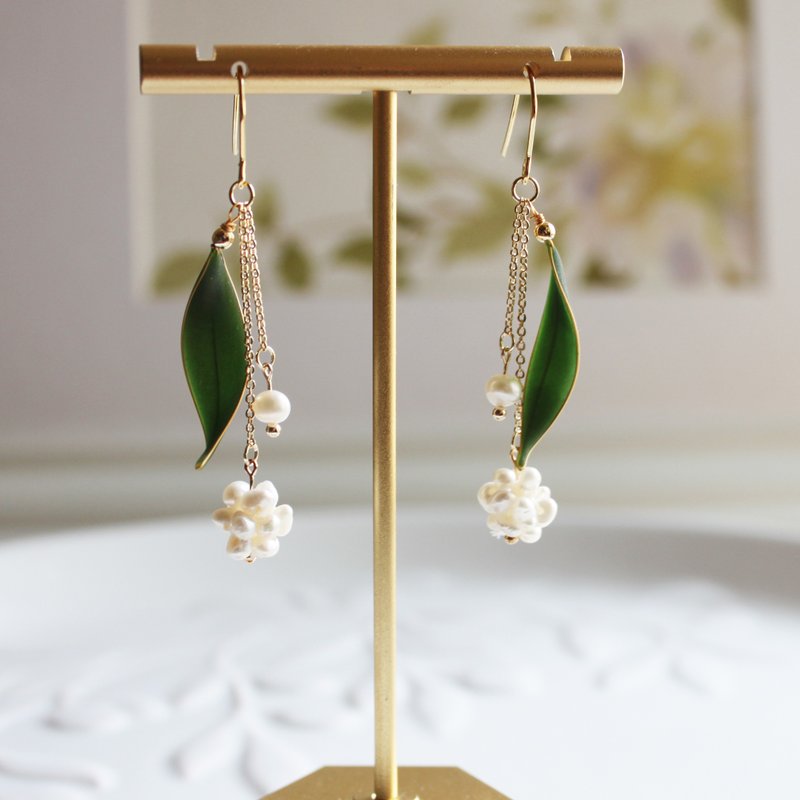 【パールリーフ】淡水パールフラワーボール手作りブロンズ樹脂エレガントマットグリーンリーフピアス/イヤリング - ピアス・イヤリング - レジン ホワイト
