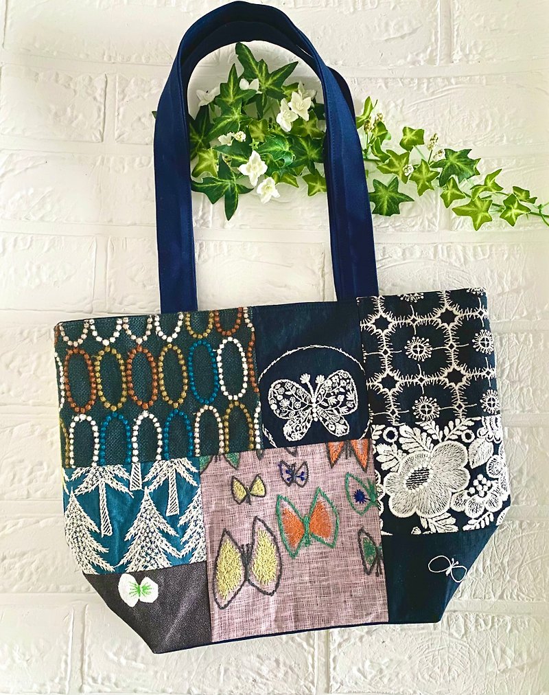 Minaperhonen M size patchwork tote bag minaperhonen - กระเป๋าถือ - ผ้าฝ้าย/ผ้าลินิน 