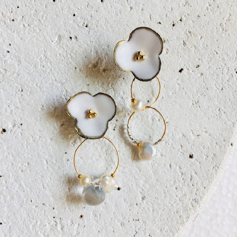 Mokomoko Flower, Glass and Pearl (Gray) Earrings Clip-On - ต่างหู - แก้ว สีเทา