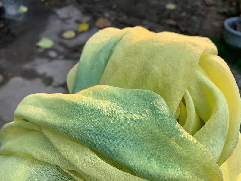 フクギガーデニアブルー染め植物シルクスカーフ（春の朝日） - スカーフ - シルク・絹 イエロー