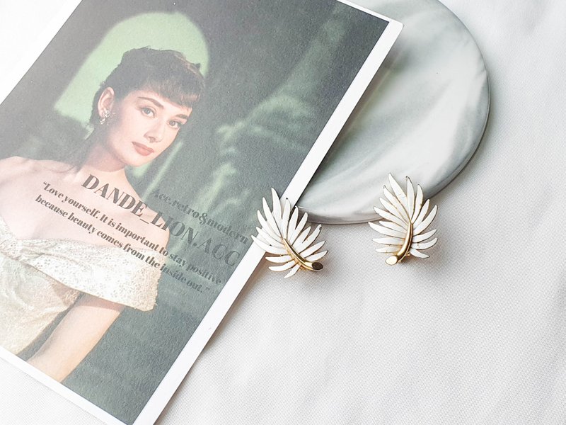 [The United States brings back Western antique jewelry] American brand Monet pure white leaf retro clip-on earrings - ต่างหู - โลหะ 