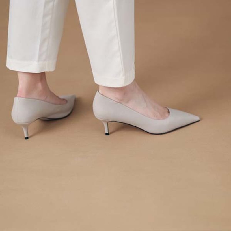 Very simple and elegant flat tip fine low heel apricot apricot - รองเท้ารัดส้น - หนังแท้ สีกากี