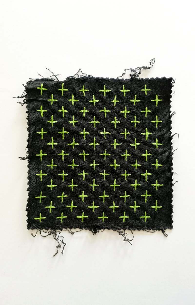 Sashiko patch on a black. - 編織/刺繡/羊毛氈/縫紉 - 棉．麻 藍色