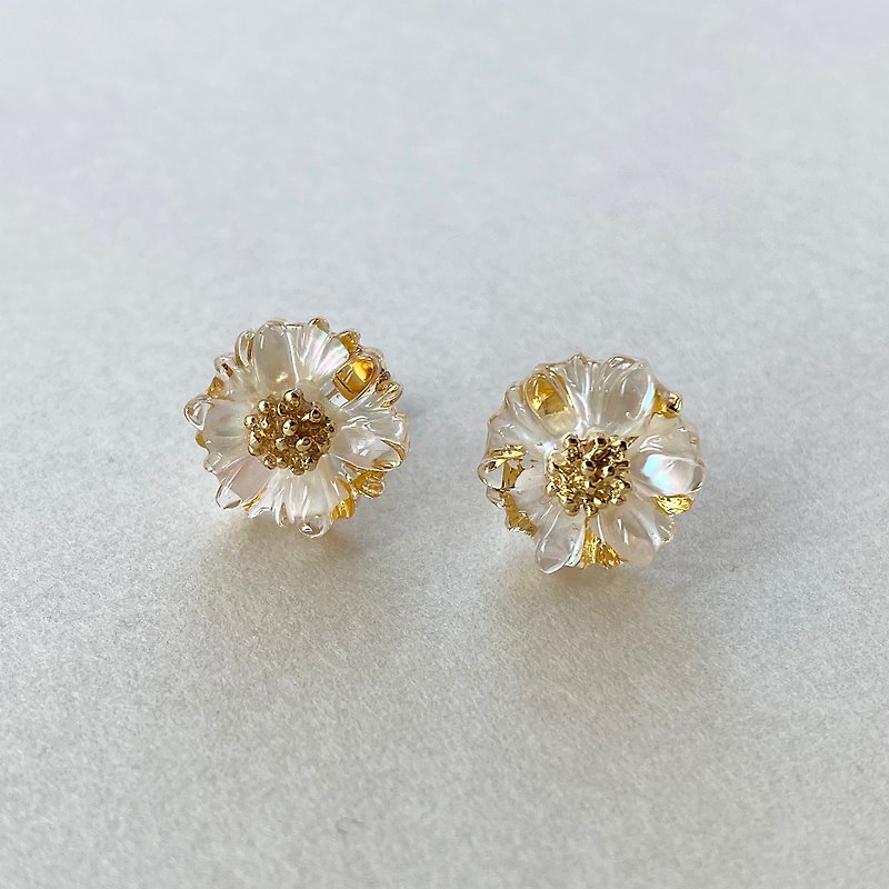 white shell flower earrings/ Clip-On - Earrings & Clip-ons - Shell White