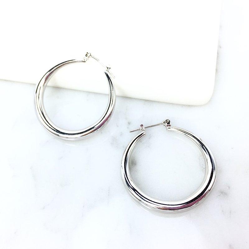 銀色圓弧耳環（中版） - 耳環/耳夾 - 其他材質 銀色