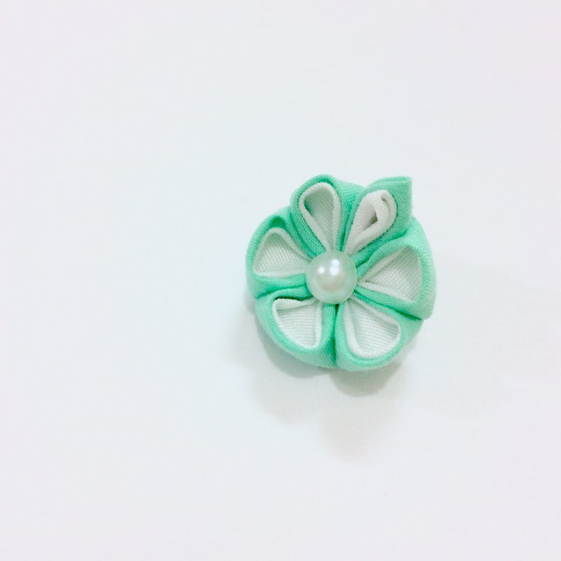 Kanzashi green fabric flower lapel pin (つまみ細工) - Brooches - Cotton & Hemp Green