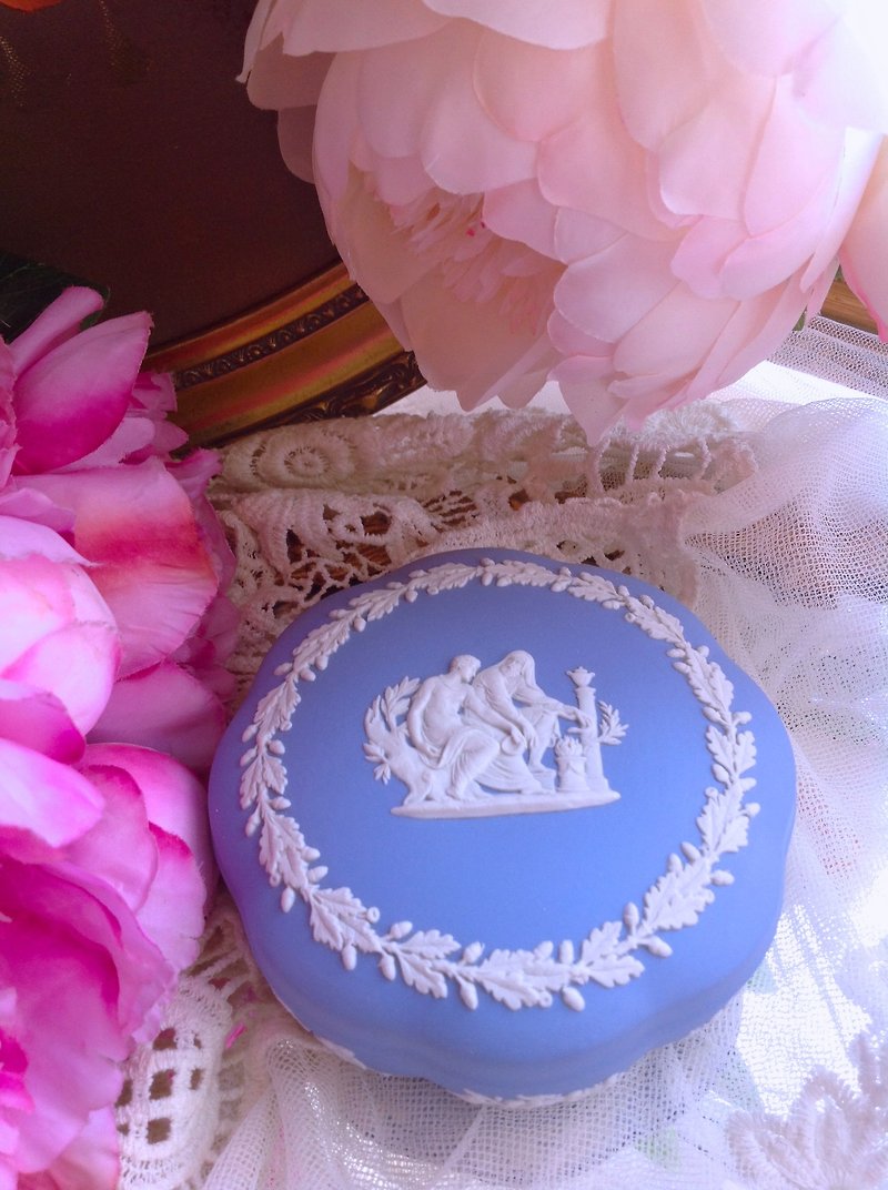 英國骨瓷Wedgwood jasper 藍色碧玉浮雕希臘神話珠寶盒飾品盒 - 收納箱/收納用品 - 瓷 