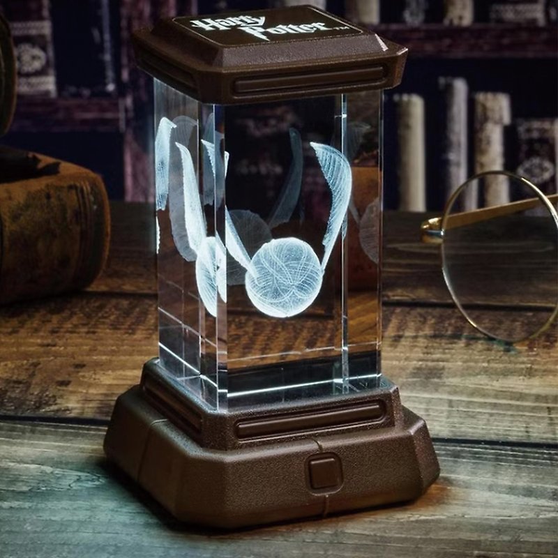 【Paladone UK】Lippert Quidditch Golden Spy holographic image crystal three-color modeling lamp - โคมไฟ - พลาสติก 
