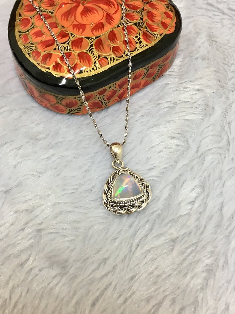 Opal Pendant in triangle shape Handmade in Nepal 92.5% Silver - สร้อยคอ - เครื่องเพชรพลอย 