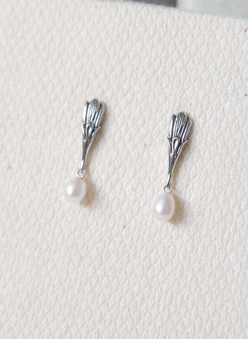 Sterling Silver Long Antique Floral Freshwater Pearl Earrings - ต่างหู - เงินแท้ สีเงิน