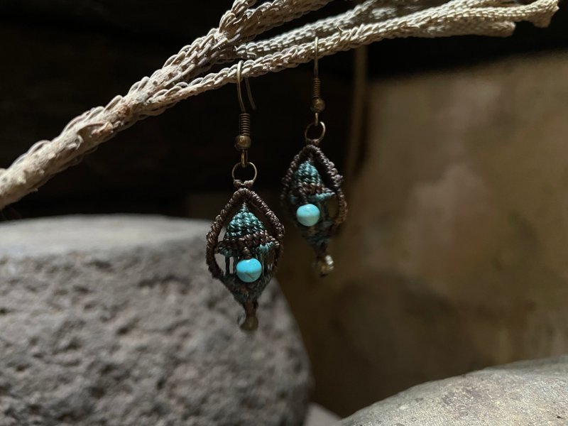 The beacon of diligence - Handmade earrings (micro macrame wax thread) - Earrings & Clip-ons - Semi-Precious Stones Blue