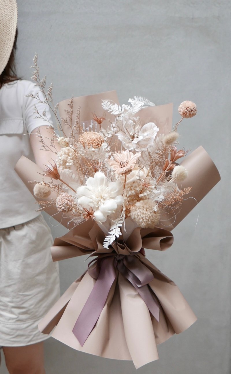 Caramel white large eternal flower bouquet with carrying bag/Valentine's Day/Graduation/Confession/Birthday - ช่อดอกไม้แห้ง - พืช/ดอกไม้ ขาว