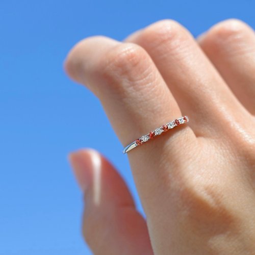 Freya Jewelry 18K 經典雙色閃耀鑽石線戒指 橘色藍寶石