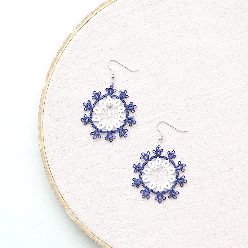 [Customized] Hand-knitted Snowflake Earrings Dark Blue and Snow White Tatting Snowflake Earrings - Earrings & Clip-ons - Thread Blue