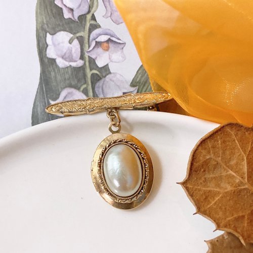 挪亞方舟古董飾品 Vintage Jewelry 【西洋古董飾品】可打開放相片吊墜 雕花擺動珍珠感 厚 胸章胸針