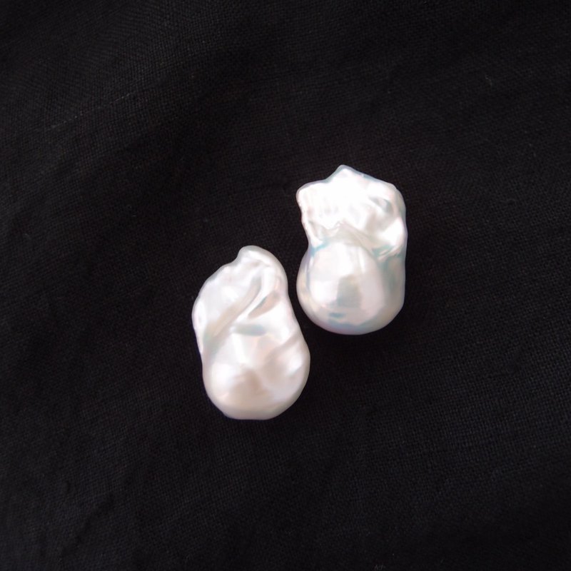 バロックパールスタッドピアス【K14gf】fishtail ・baroque pearl - 耳環/耳夾/耳骨夾 - 寶石 金色