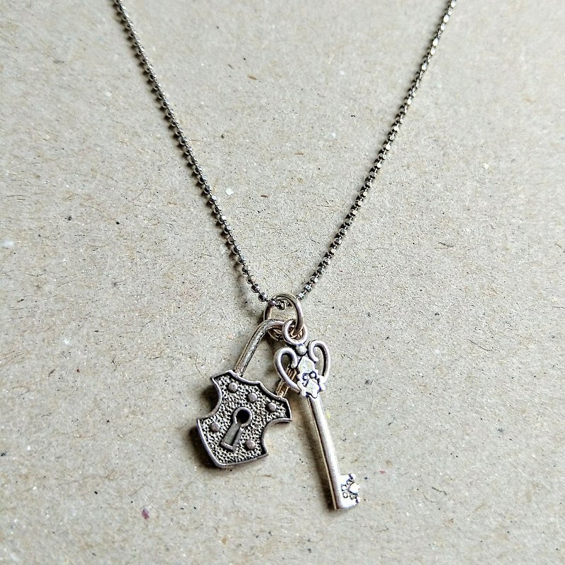American antique jewelry | Love key + lock shape 925 sterling silver necklace/Valentine's Day gift - สร้อยคอ - เงินแท้ สีเงิน