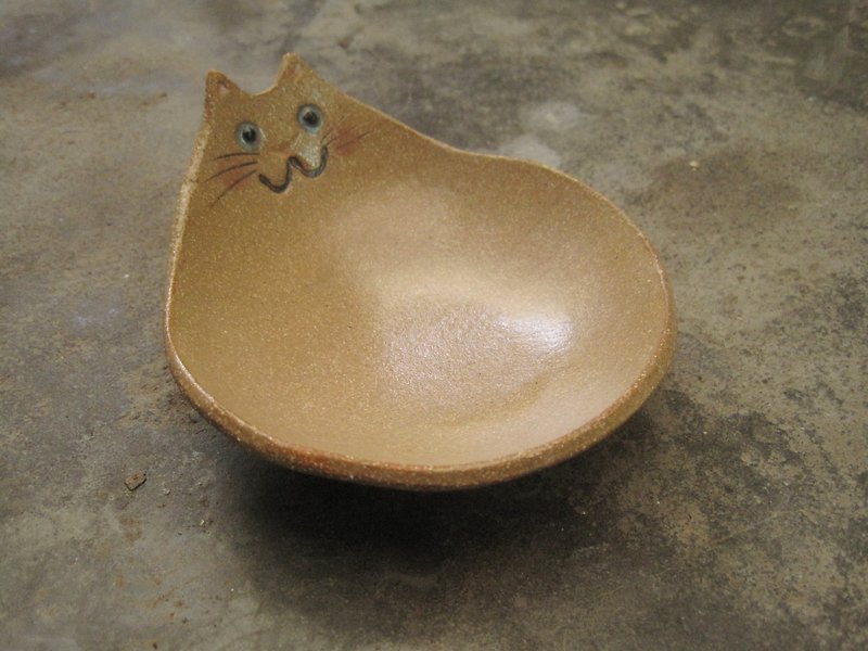 DoDo hand-made animal shape bowl-cat shallow bowl (brown) - ถ้วยชาม - ดินเผา สีนำ้ตาล
