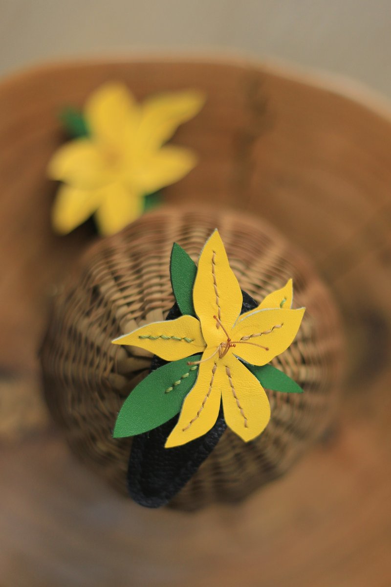本革シリーズ | オリジナルデザイン 完全手縫い | 百合 | ヘアクリップ ヘアアクセサリー | - ヘアアクセサリー - 革 イエロー