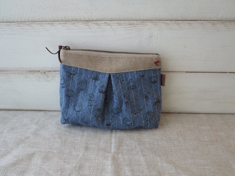 [] Elegant cosmetic bag / small objects pack (blue hand-painted flowers) - กระเป๋าเครื่องสำอาง - ผ้าฝ้าย/ผ้าลินิน สีกากี