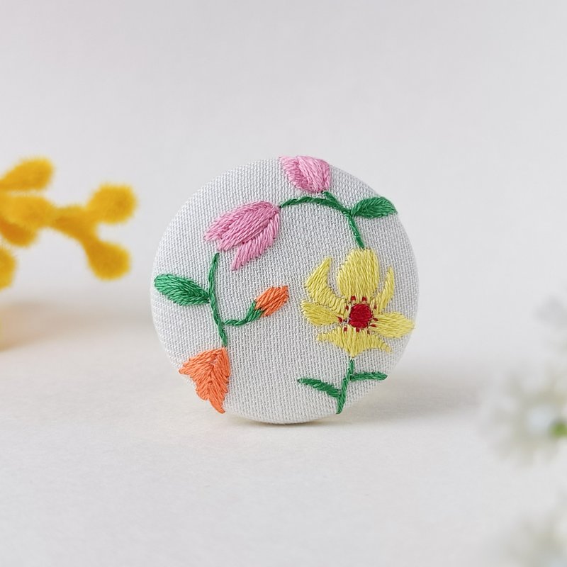 カラフルポップなフラワー刺繍ブローチor刺繍ヘアゴム - 胸針 - 棉．麻 黃色