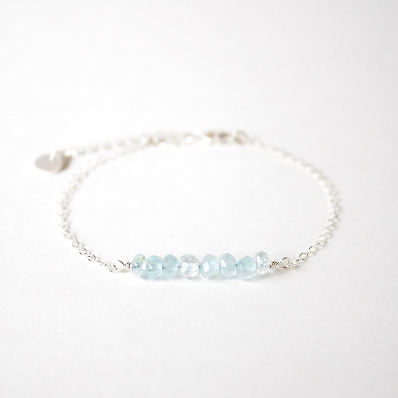 Handmade Simple Aquamarine beads with 925 silver Bracelet, Birth stone for March - สร้อยข้อมือ - เครื่องเพชรพลอย สีน้ำเงิน