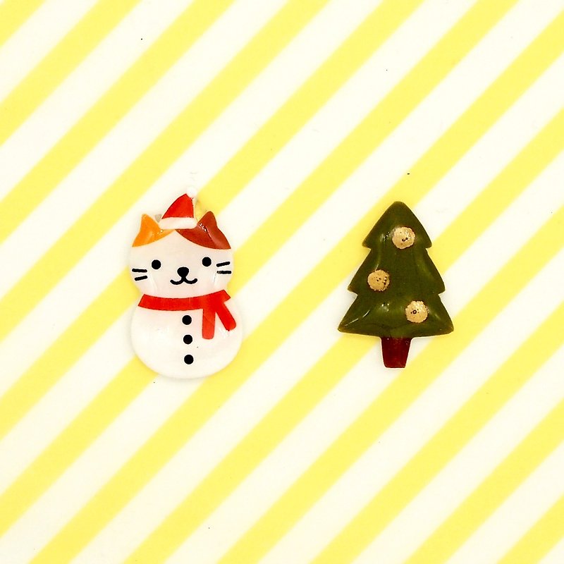 Meow handmade Snowcat with Christmas tree earrings - Earrings & Clip-ons - Plastic White
