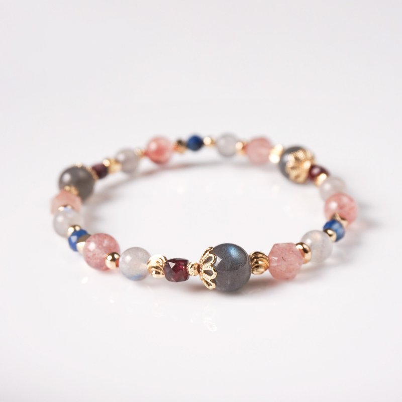 Comet's Trail // Labradorite Strawberry Crystal Stone Stone Crystal Bracelet // Good Popularity - สร้อยข้อมือ - คริสตัล สีเทา