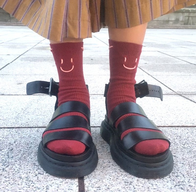 Smile Socks/文青款綁繩中統襪/紅酒紅/接單訂製 - 襪子 - 棉．麻 紅色