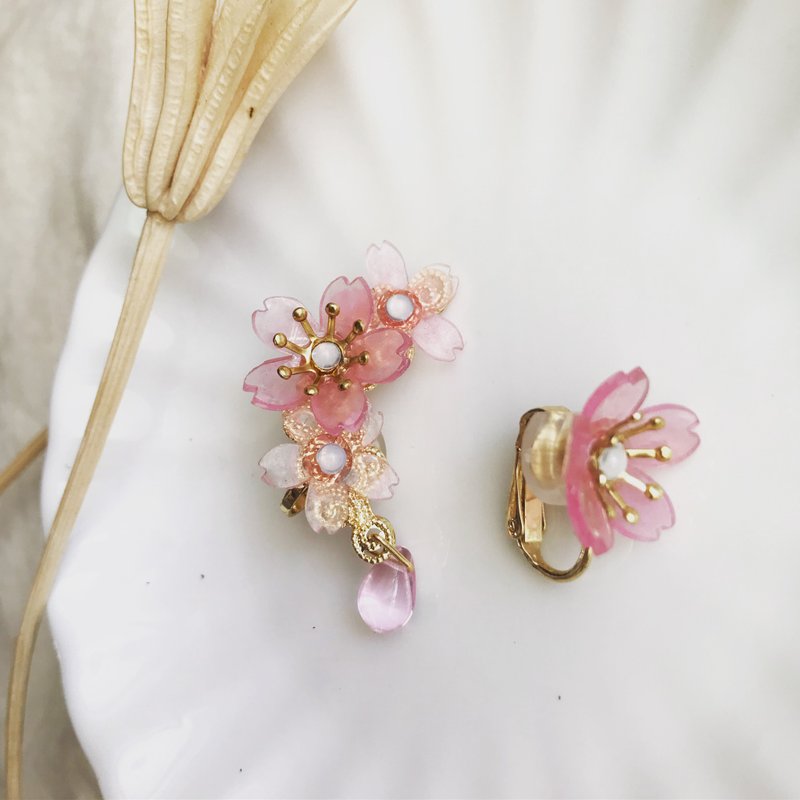 KOKONOE [Sakura Shizuku] Asymmetric Sakura Clip Earrings in Transparent Resin - ต่างหู - เรซิน สึชมพู