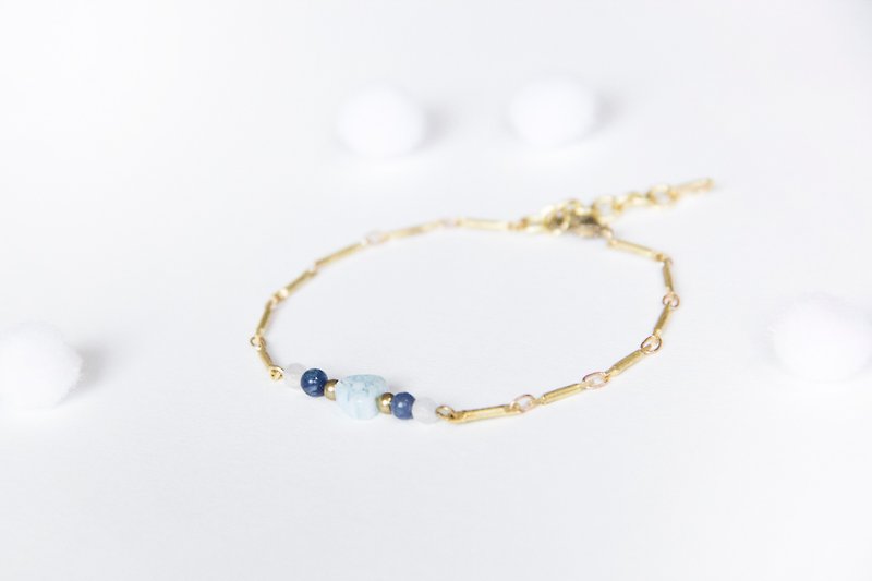 Simple linear Bracelet / Hearttex blue - a small glass beads pearl Bronze bracelet lapis - สร้อยข้อมือ - เครื่องเพชรพลอย สีน้ำเงิน