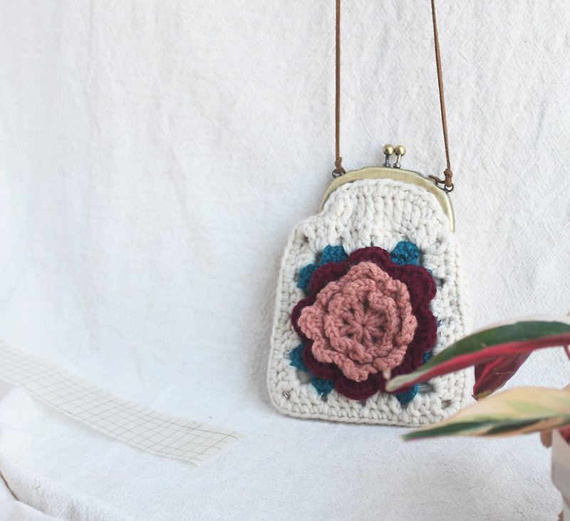 Wool coin purse mouth gold bag double chain three-dimensional flowers - Coin Purses - Wool White