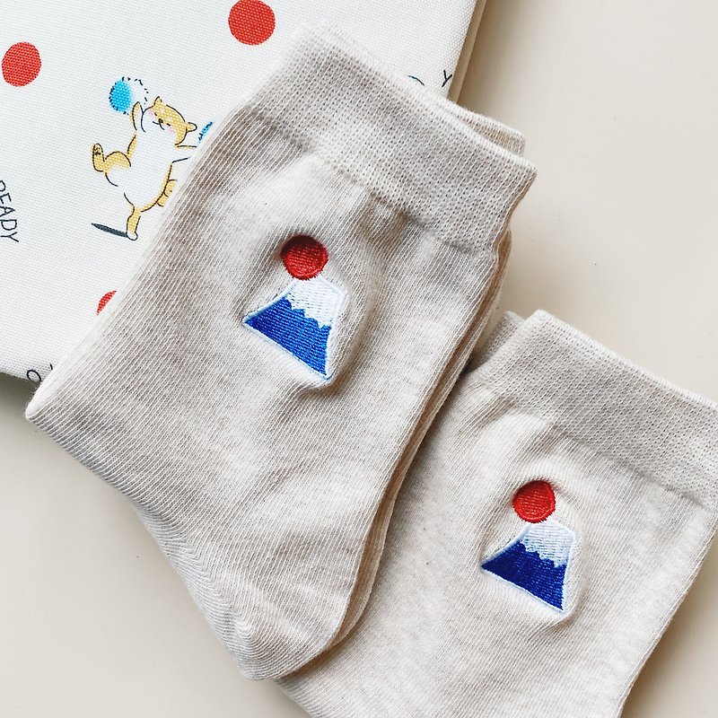 Self-designed Mount Fuji Embroidered Socks | Aunt Illustration Eillustrationhk - ถุงเท้า - ผ้าฝ้าย/ผ้าลินิน 