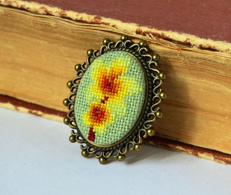 黄色い花の刺繍ブローチ、クロスステッチの花のジュエリー - ブローチ - 刺しゅう糸 イエロー