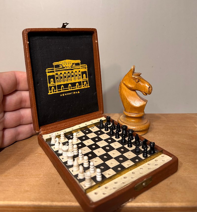 1950 年代のソ連製ヴィンテージ ポケット チェス セット - ボードゲーム・玩具 - プラスチック ブラウン