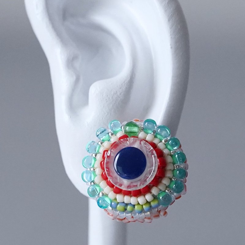 喋喋不休的耳夾 8 款圓形 三色風 大尺寸 無鎳耳夾 彩色 獨一無二 珠飾繡花 - 耳環/耳夾 - 塑膠 多色