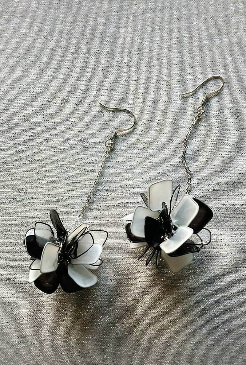 紫陽花球樹脂耳環-紐約時尚黑白色<單支> - 耳環/耳夾 - 塑膠 黑色