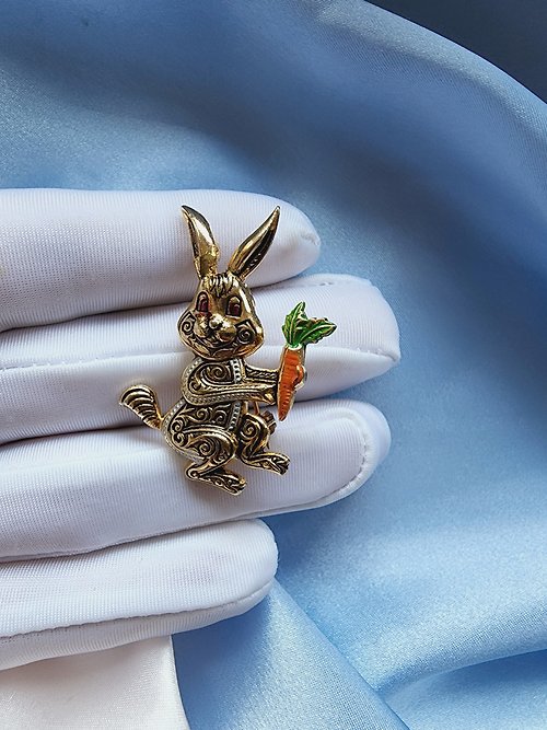 Hale黑爾典藏西洋古董 美國西洋古董飾品/ 西班牙大馬士革拿著胡蘿蔔可愛兔子胸針/別針