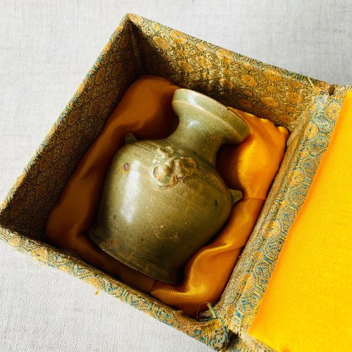 中国の唐と宋の時代、越窯と清磁器の壺 釉薬をかけた青、緑、光沢
