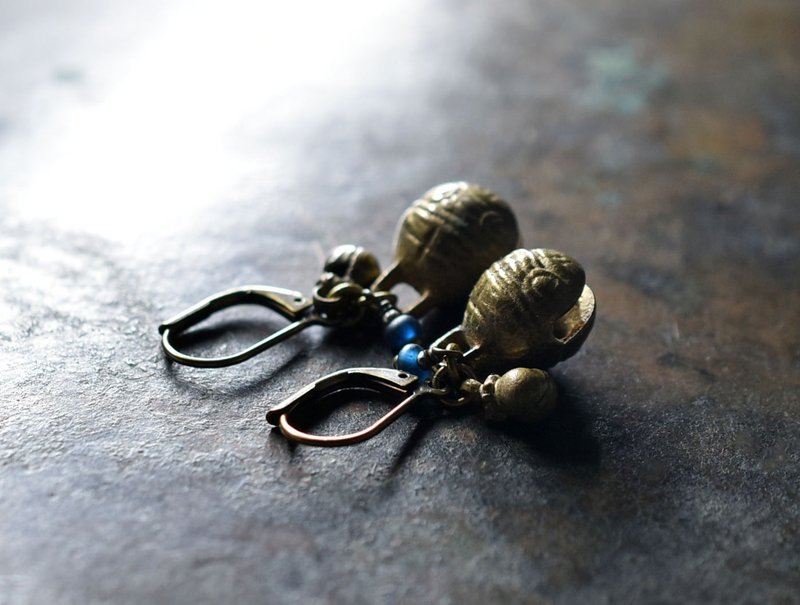 Deadstock bells and ethnic bells, blue antique bead earrings - ต่างหู - โลหะ สีทอง