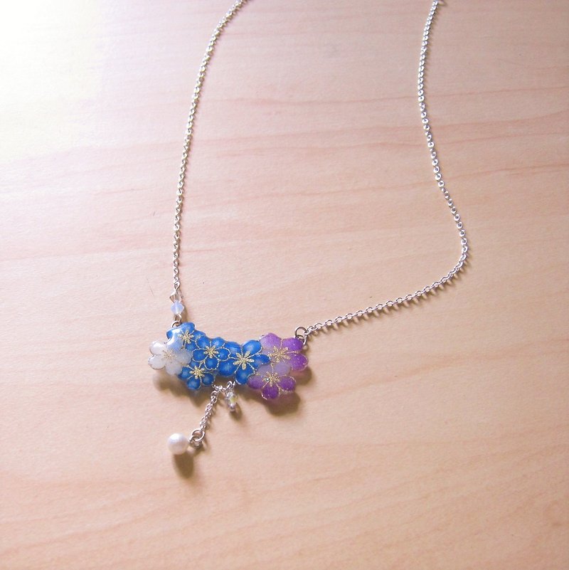 A little bit // 2nd use ornaments/ cloth ornaments/ handmade/ simple three-color cloth flower necklace - สร้อยติดคอ - วัสดุอื่นๆ 