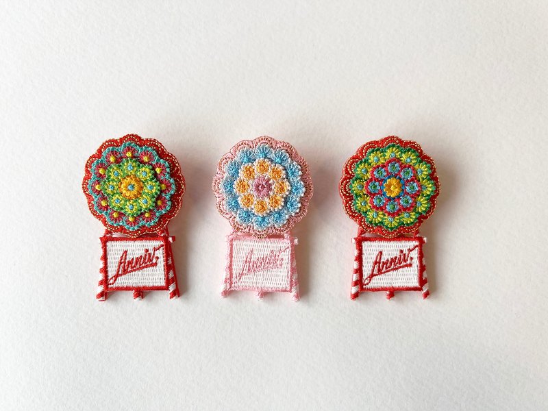 3D Embroidery Brooch/Wreath Stand Available in 3 colors - เข็มกลัด - งานปัก สีแดง