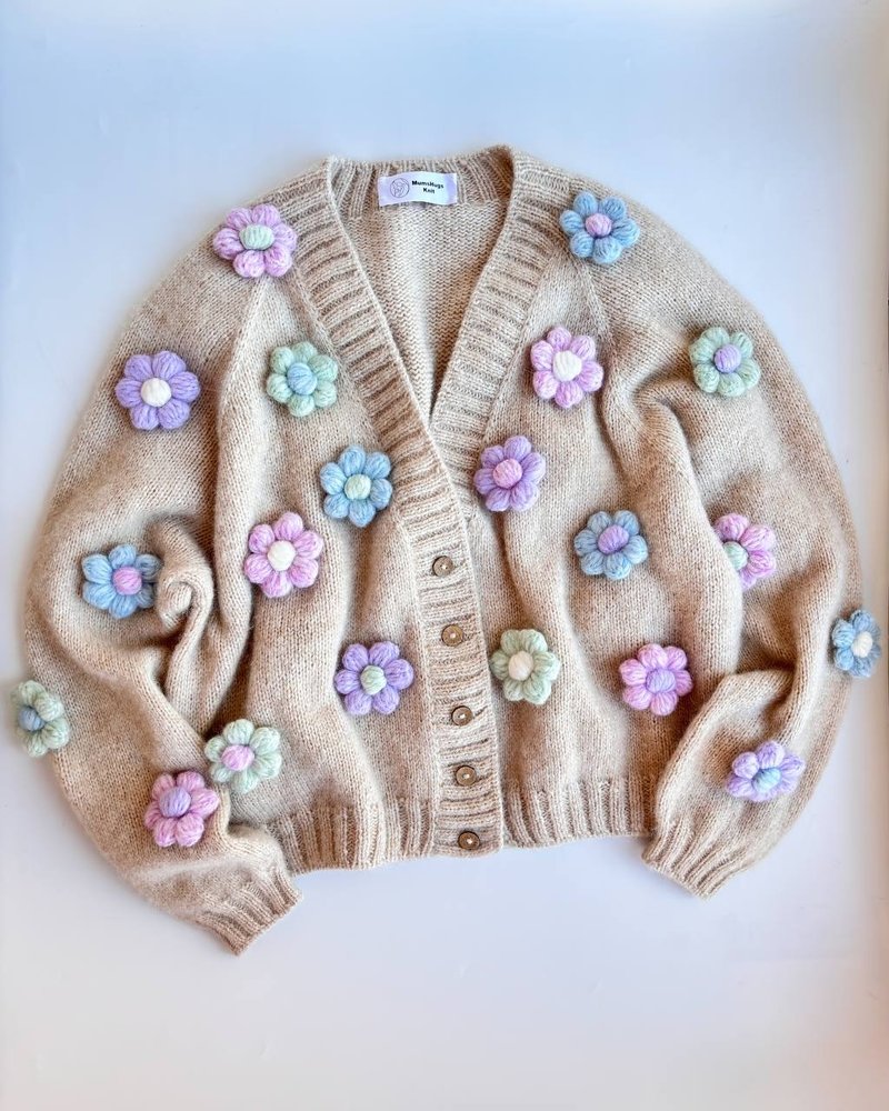 Handmade bloom knitting cardigan. Oversized floral knitwear 3D Flowers Jacket - สเวตเตอร์ผู้หญิง - ขนแกะ 