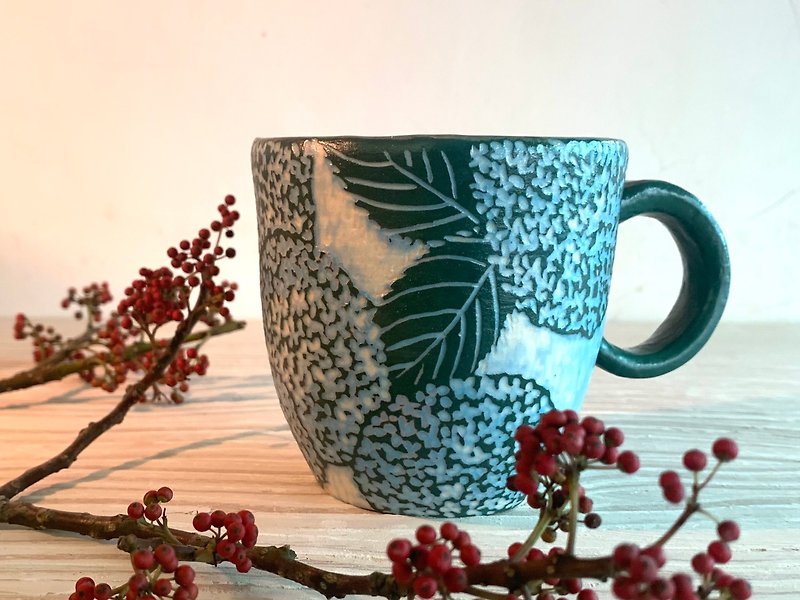 繡球花的祝福(售完再製款)_陶器馬克杯 - 咖啡杯 - 瓷 藍色