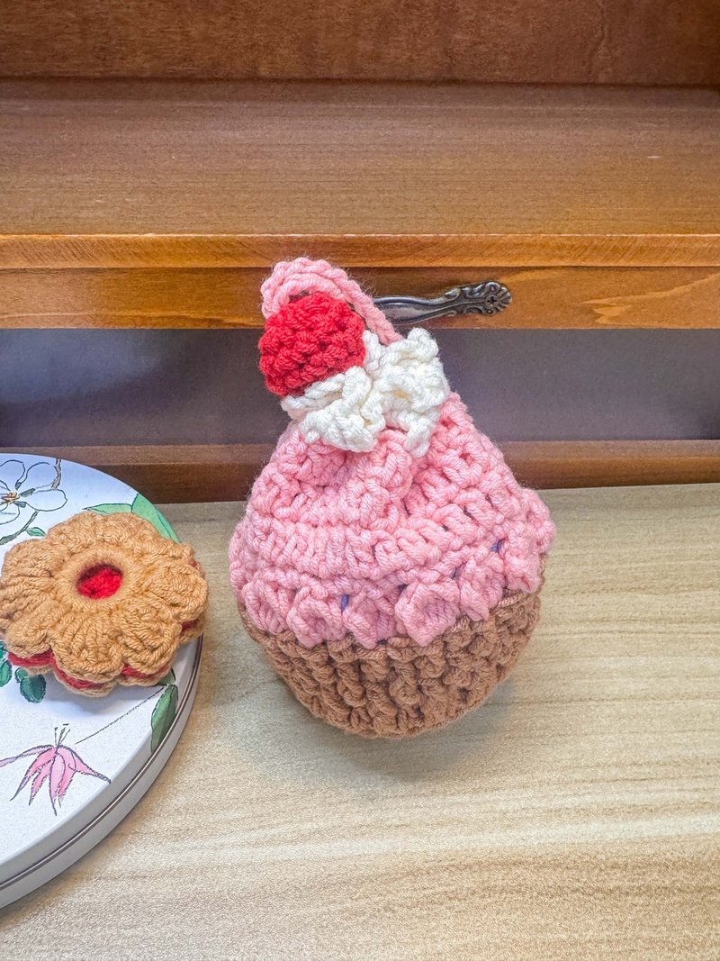 現貨 MUMU 草莓鮮奶油杯子蛋糕造型束口袋 HAND MADE - 束口袋/束口背包/水桶包 - 棉．麻 粉紅色